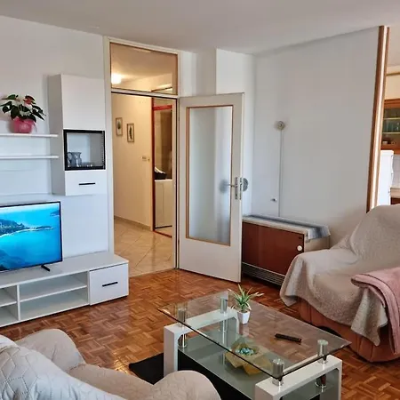 Apartman Neva ,Prostrani Stan U Blizini Mora Pula Exterior photo