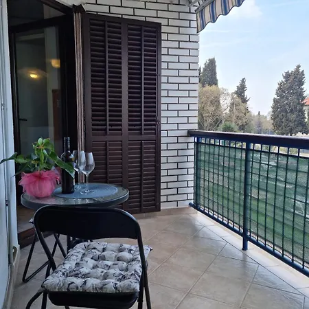 Apartman Neva ,Prostrani Stan U Blizini Mora Pula Exterior photo